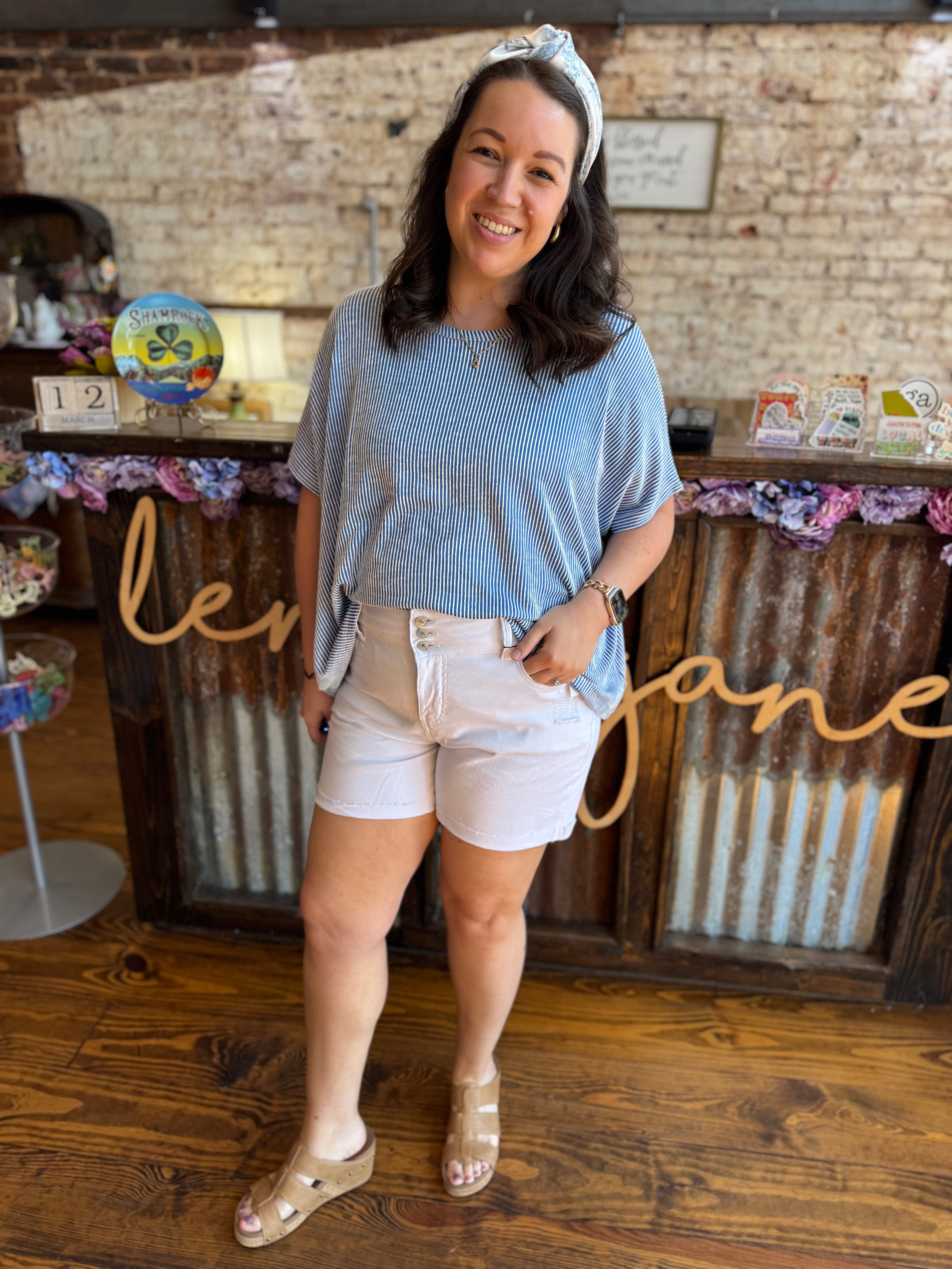 Missy 3 Button Cuffed Shorts - White