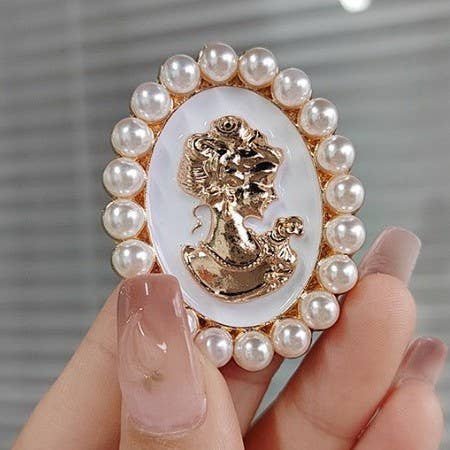 Vintage Queen Cameo Brooch Pin